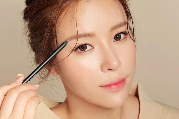 Những sai lầm phổ biến của người mới bắt đầu trang điểm