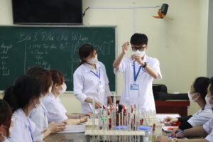 Điều kiện học Văn bằng 2 ngành Dược tương đối thuận lợi, phù hợp với những người đã có ít nhất một bằng tốt nghiệp trước đó